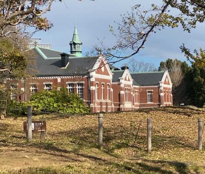 木々の間から見た旧近衛師団司令部庁舎の外観