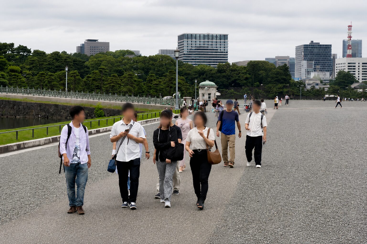 皇居外苑を歩くイベント参加者の様子