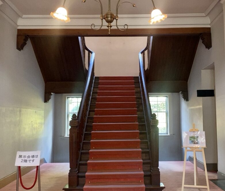 旧近衛師団司令部庁舎内部の階段と赤い絨毯
