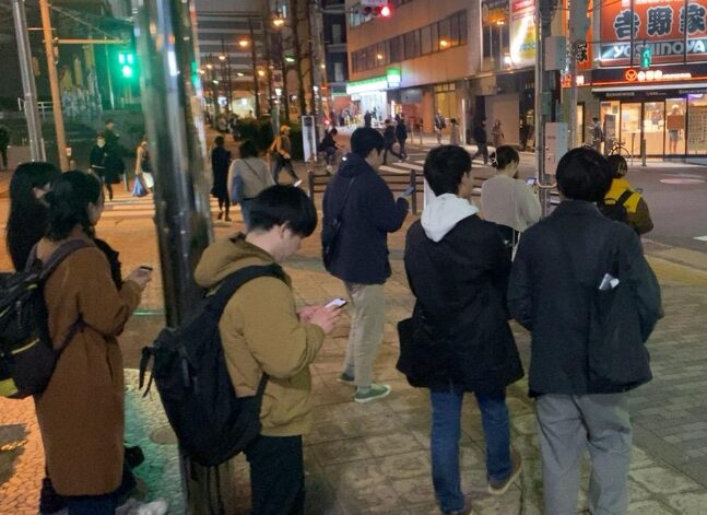 池袋西口周辺で弦巻川暗渠散歩の出発前に集まる参加者たち