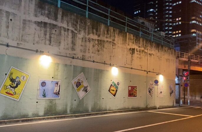 弦巻川跡付近の夜の道路と高架下に描かれたイラスト