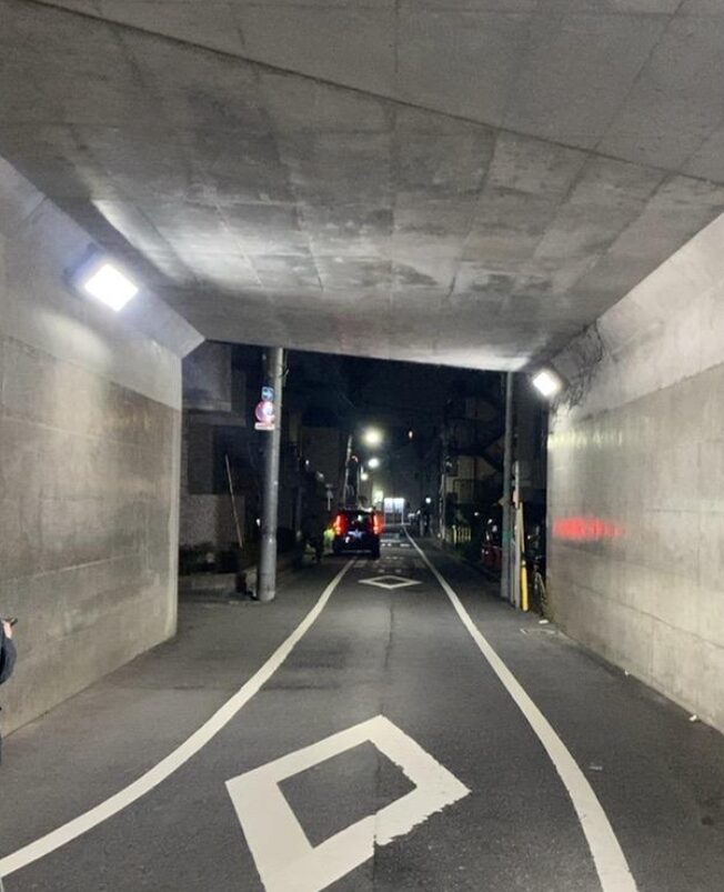 弦巻川暗渠と考えられる道筋を夜に歩く道路風景