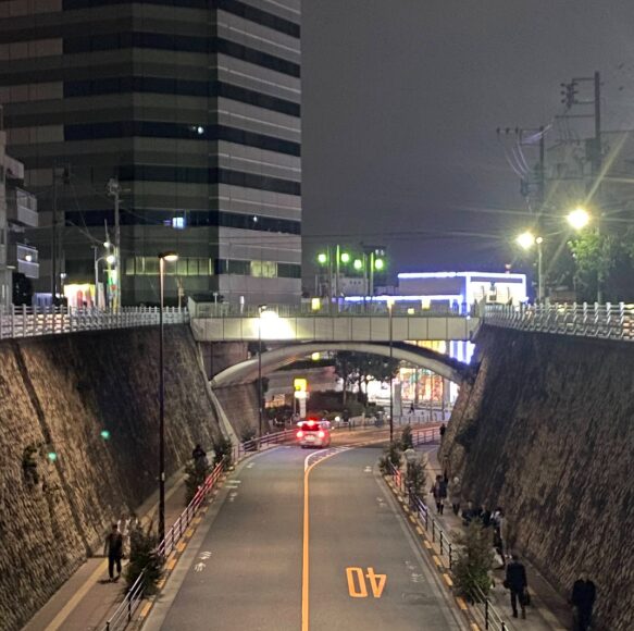 夜の田端の切通しを見下ろす風景