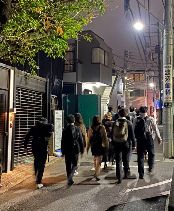 夜の田端・中里の住宅街を15人で歩く様子