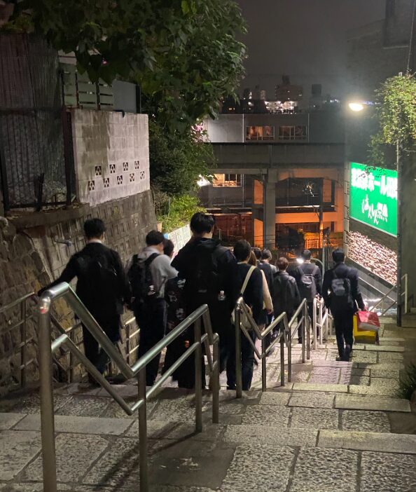 田端・中里の高低差を感じる夜の階段を下る参加者