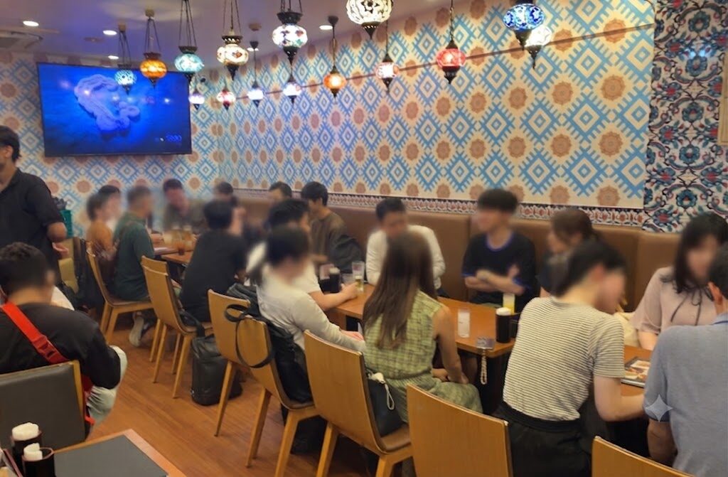 神田明神納涼祭りの前にトルコ料理店で食事を楽しむ参加者