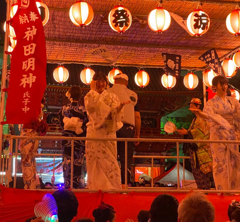 神田明神納涼祭りの櫓で踊るゲストと出演者