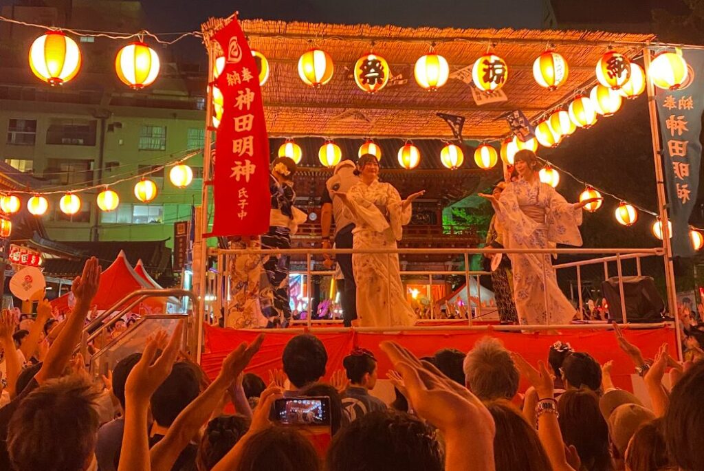 提灯の下で盛り上がる神田明神アニソン盆踊り