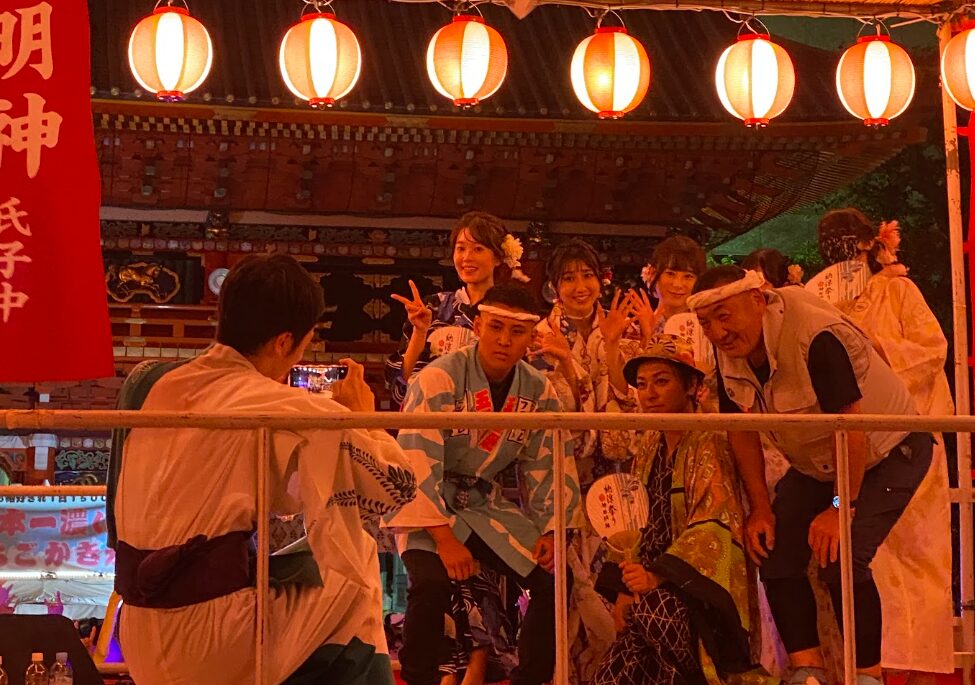 神田明神納涼祭りの櫓で撮影するゲスト出演者