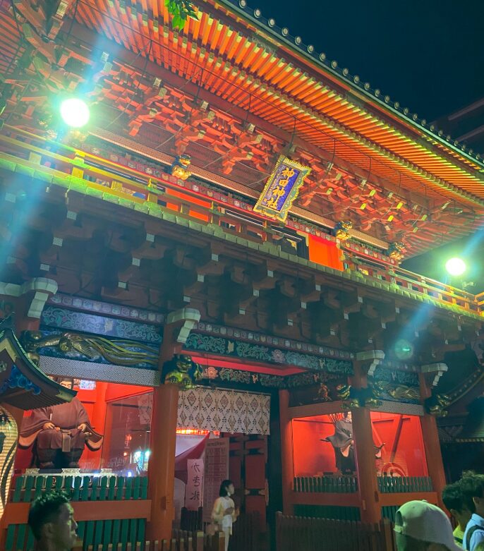 夜間にライトアップされた神田明神の随神門