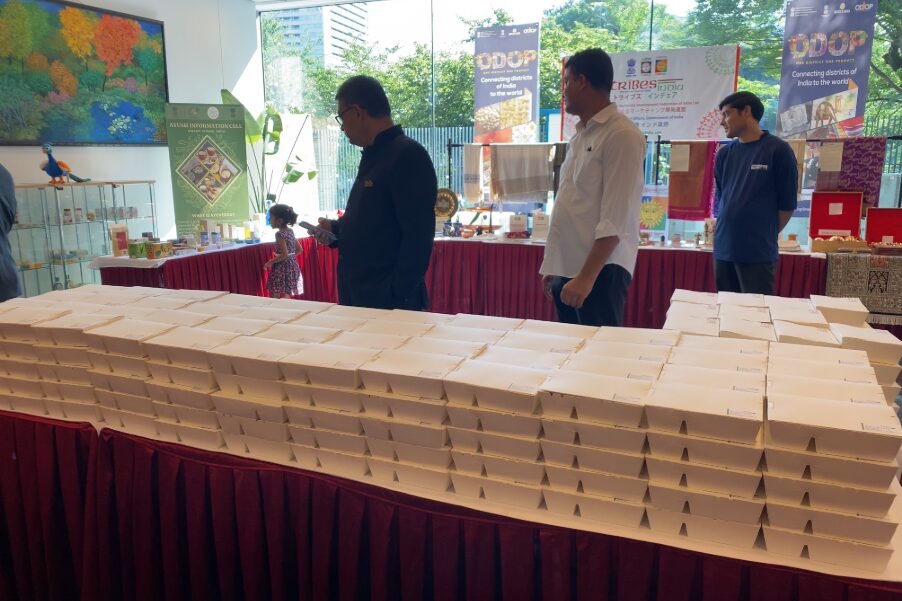 駐日インド大使館の会場に並べられたインドの軽食ボックス