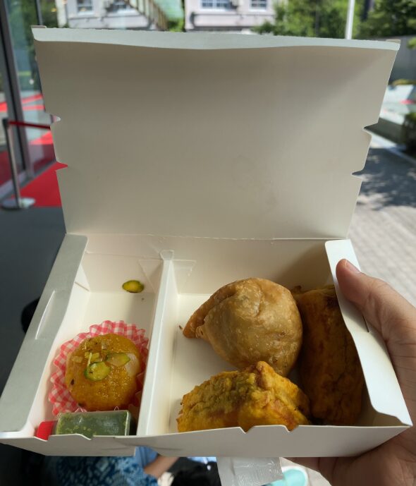 インド独立記念日式典で配られたサモサとインド菓子の軽食
