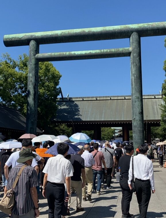 終戦記念日の靖国神社で参拝を待つ長い列と第二鳥居
