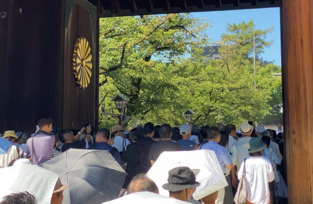 靖国神社神門を通る終戦記念日の参拝者の列
