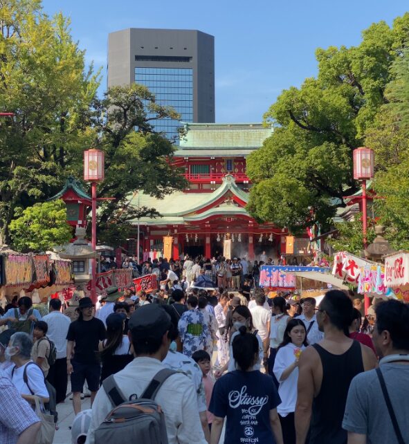 2025年の深川八幡祭りで神輿を待つ富岡八幡宮参道の大勢の見物客