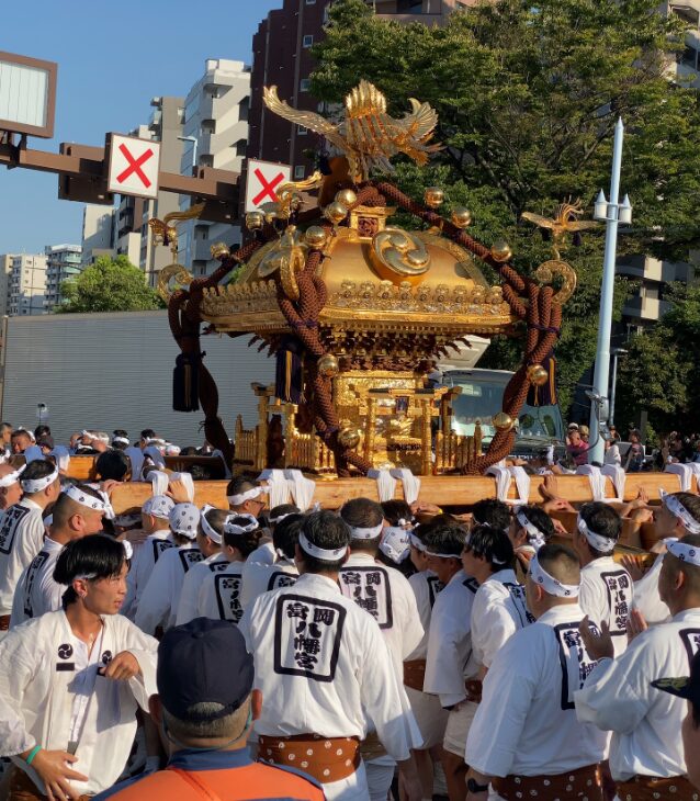 2025年に間近で見た富岡八幡宮二の宮神輿と担ぎ手