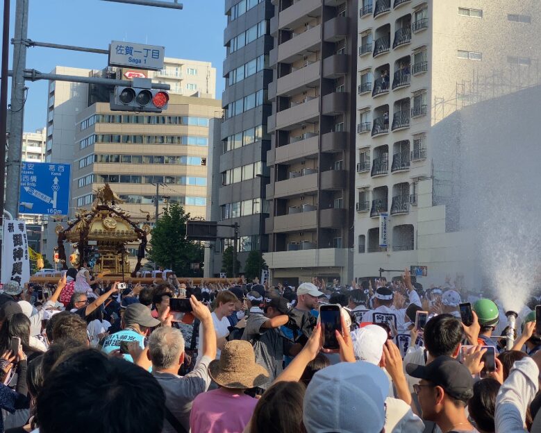 2025年の深川八幡祭りで放水を浴びる神輿渡御
