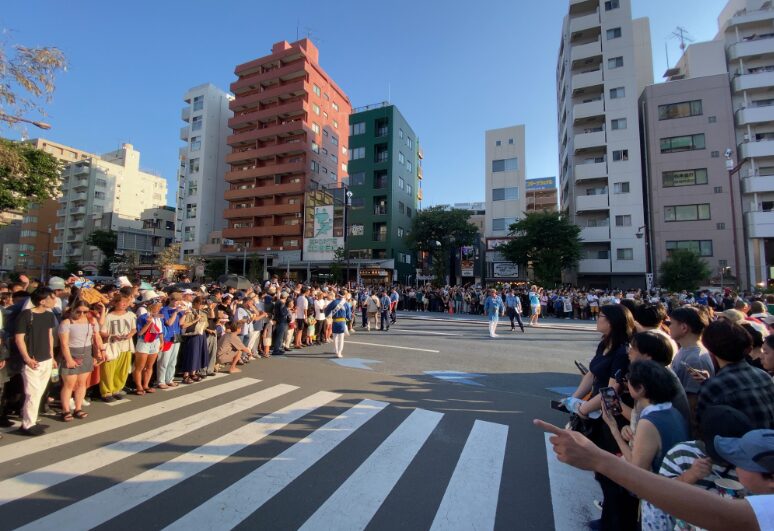 2025年に富岡八幡宮参道で神輿の宮入を待つ見物客