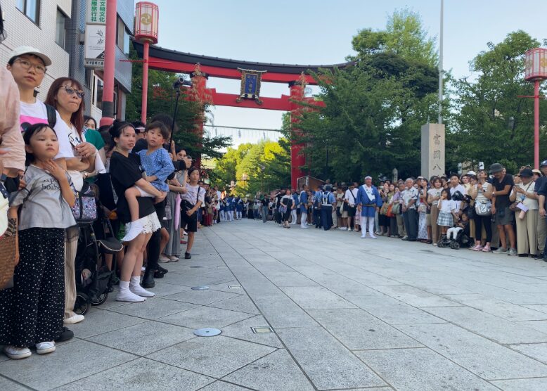 2025年に富岡八幡宮の大鳥居前で宮入を待つ観衆