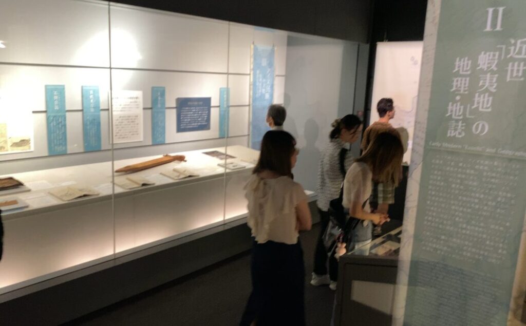 國學院大學博物館でアイヌ文化の展示を鑑賞する参加者