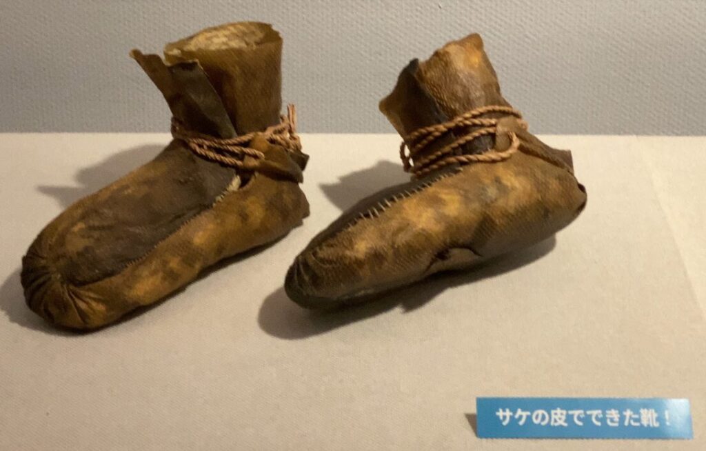 サケの皮で作られたアイヌの靴の展示