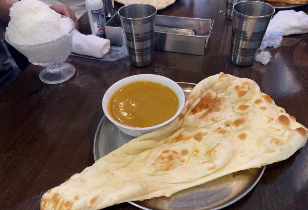 渋谷のインド料理店で楽しんだカレーとナンのランチ
