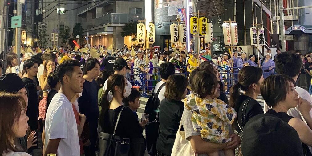東京高円寺阿波おどりの演舞場を埋める大勢の観客