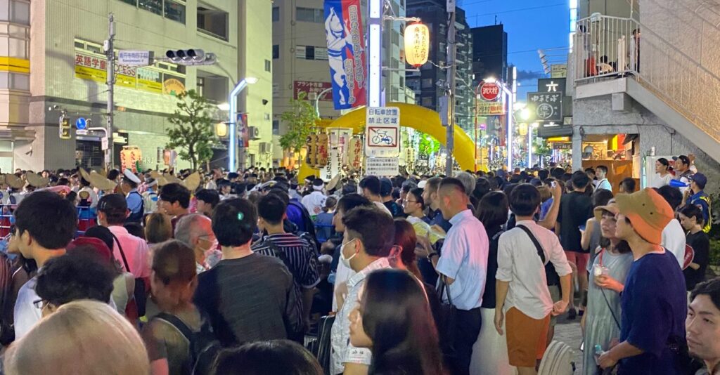 東京高円寺阿波おどり会場の混雑と沿道の観客
