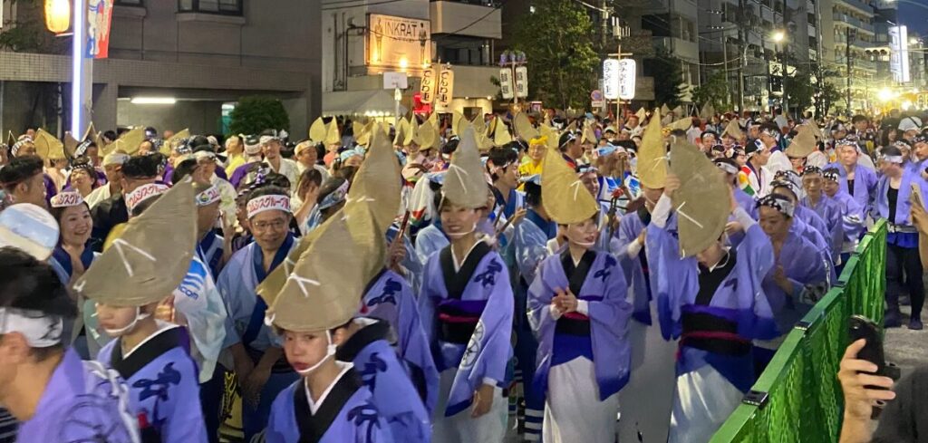 東京高円寺阿波おどりで踊る紫色の衣装の連