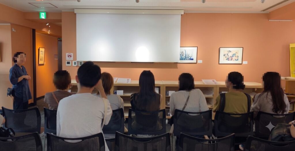 小津和紙で映像を見ながら手漉き和紙について学ぶ参加者