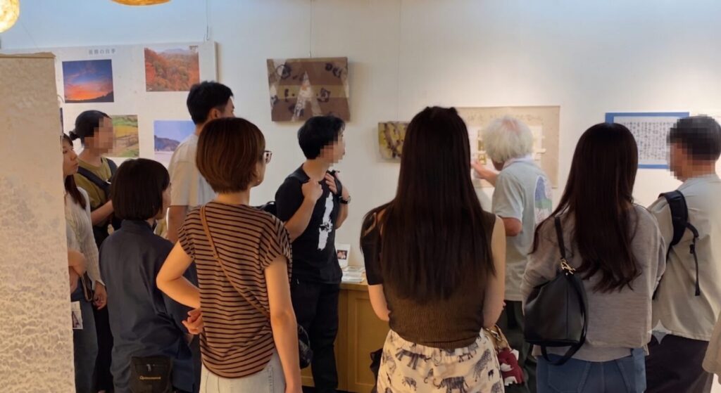 小津ギャラリーの「越後門出和紙 かみわさこきの家 展」を鑑賞する参加者