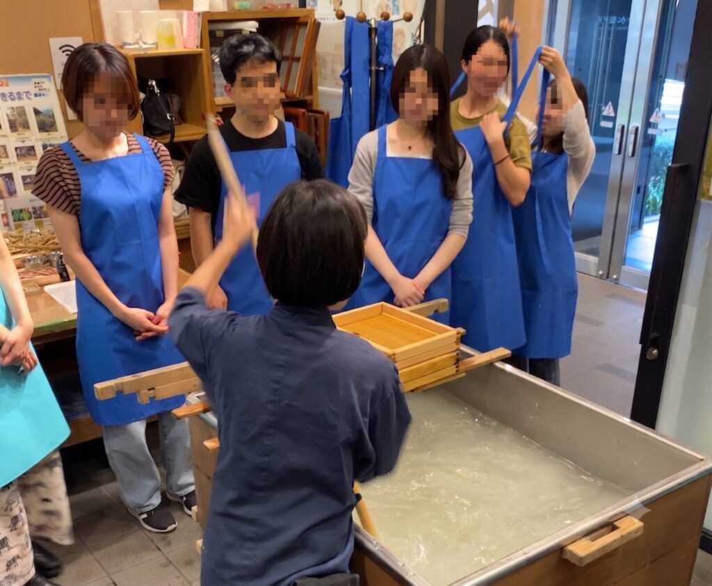 小津和紙の体験工房で手漉き和紙のレクチャーを受ける参加者