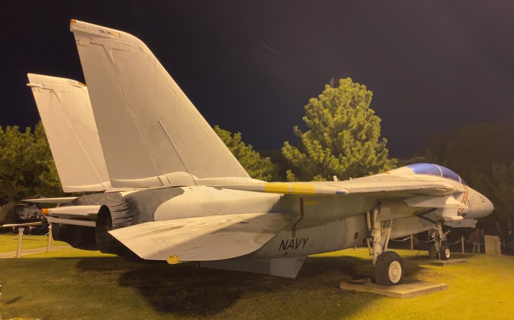 F-14トムキャット展示機を側面後方から見た様子