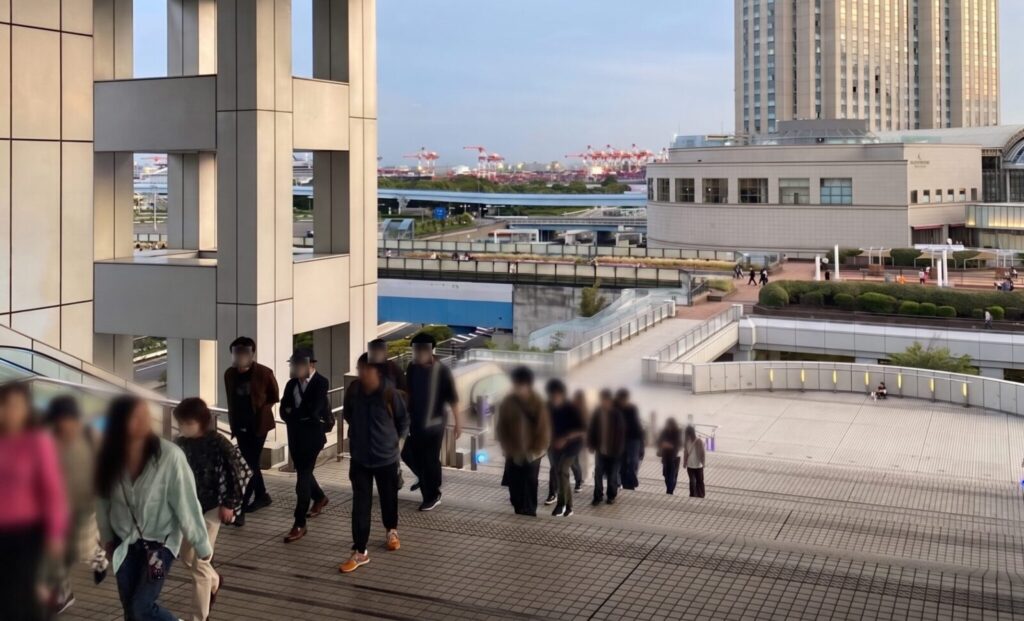 フジテレビ本社屋の大階段からお台場の景色を眺める参加者
