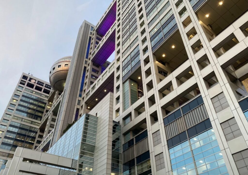 お台場のフジテレビ本社屋と球体展望室はちたま