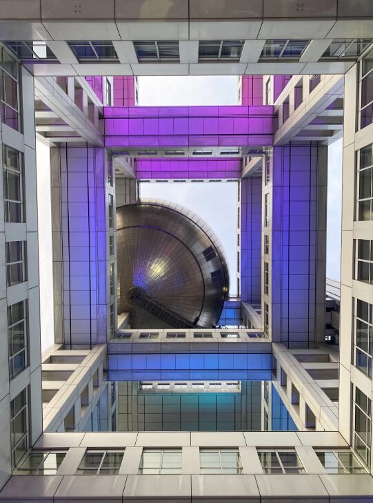 フジテレビ本社屋の球体を真下から見上げた景観