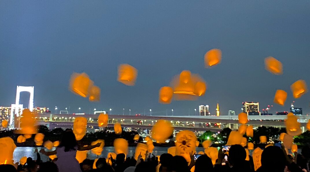 お台場海浜公園で夜空に浮かぶLEDランタンとレインボーブリッジ