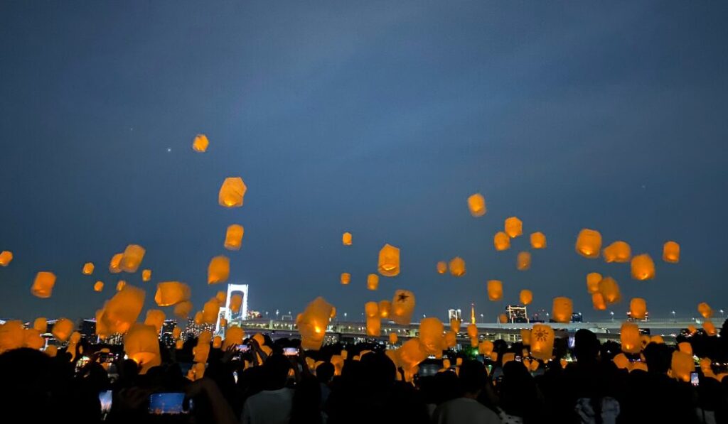 お台場ランタンで一斉に浮かぶ多数のLEDランタン