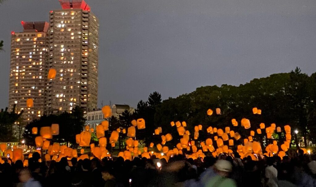 お台場海浜公園の夜景を彩るLEDランタンと来場者