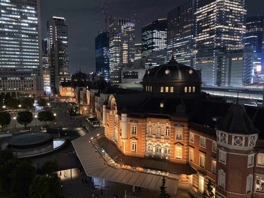 東京駅丸の内駅舎と高層ビル群を望む夜景
