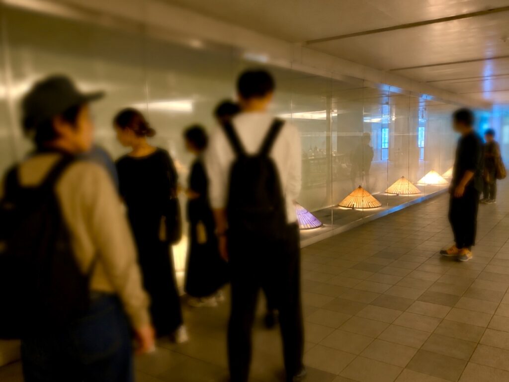 行幸地下ギャラリーの和あかりの路を参加者が鑑賞している様子