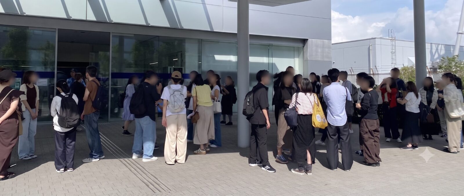 ANA Blue Hangar Tourの入口前に集合する参加者たち