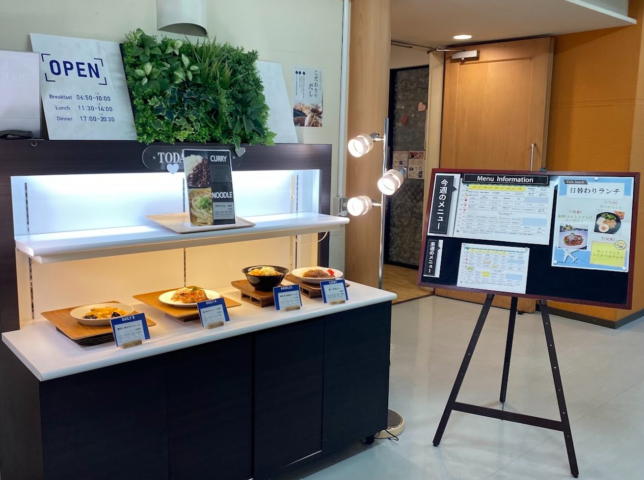 ANA Blue Hangar Tourの施設内にある社員食堂のメニュー展示