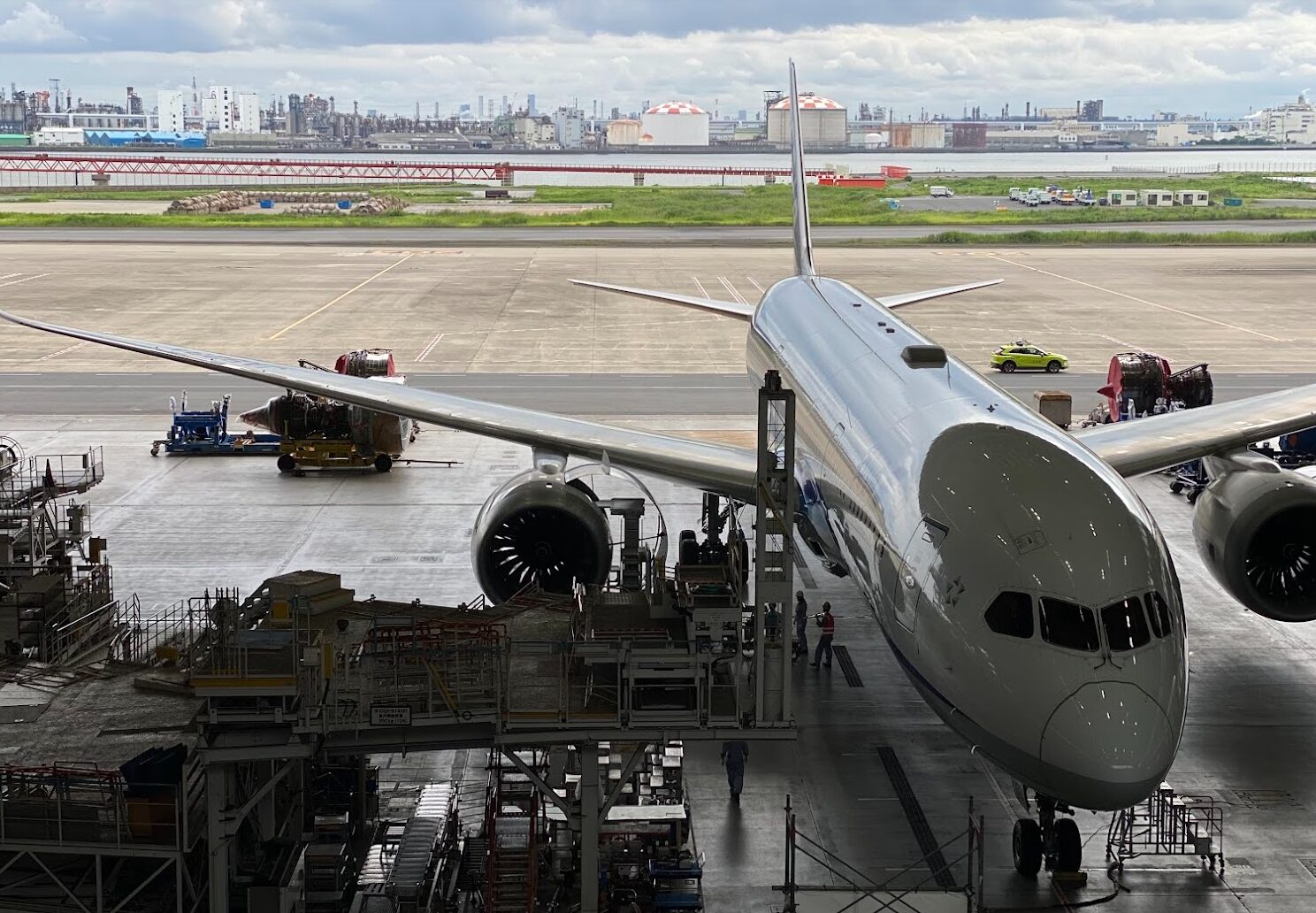 ANAの格納庫から見た羽田空港の整備地区と航空機