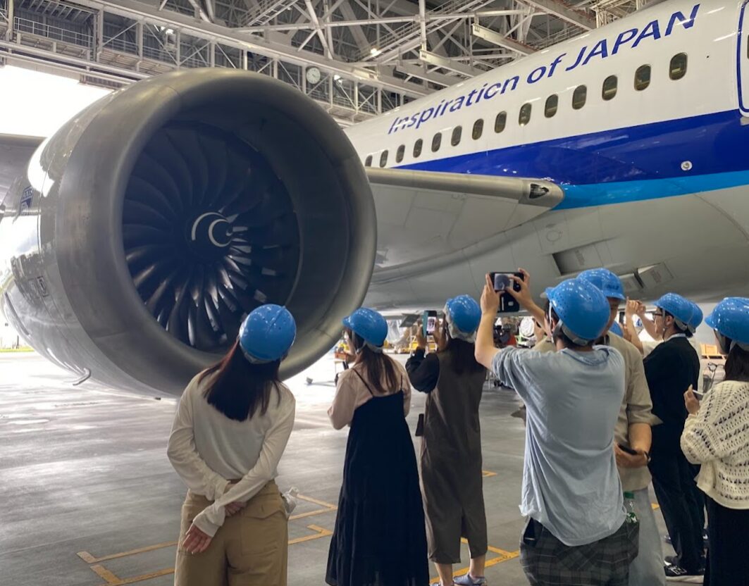 ANA機体工場見学で大型旅客機のエンジンを間近で見る参加者たち