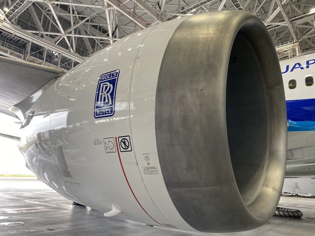 ロールス・ロイスのロゴが入った航空機エンジンの近景