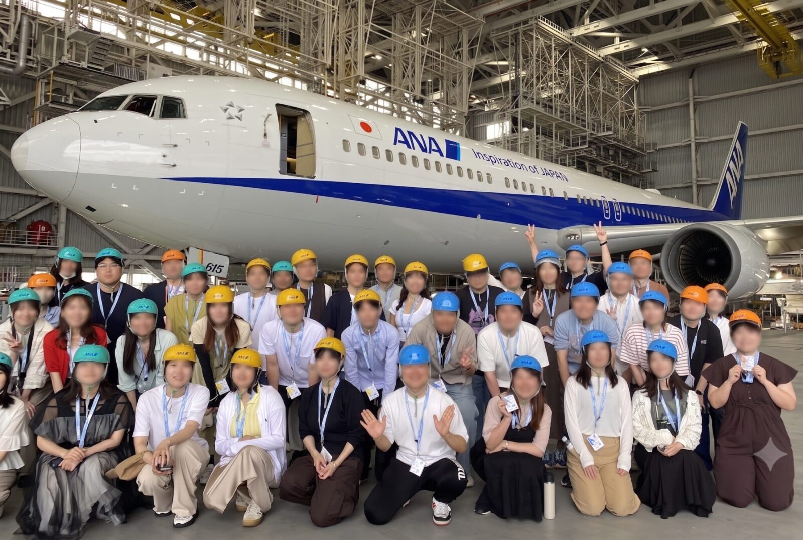 ANAの大型機の前で記念撮影するゆる歴史散歩会の参加者たち