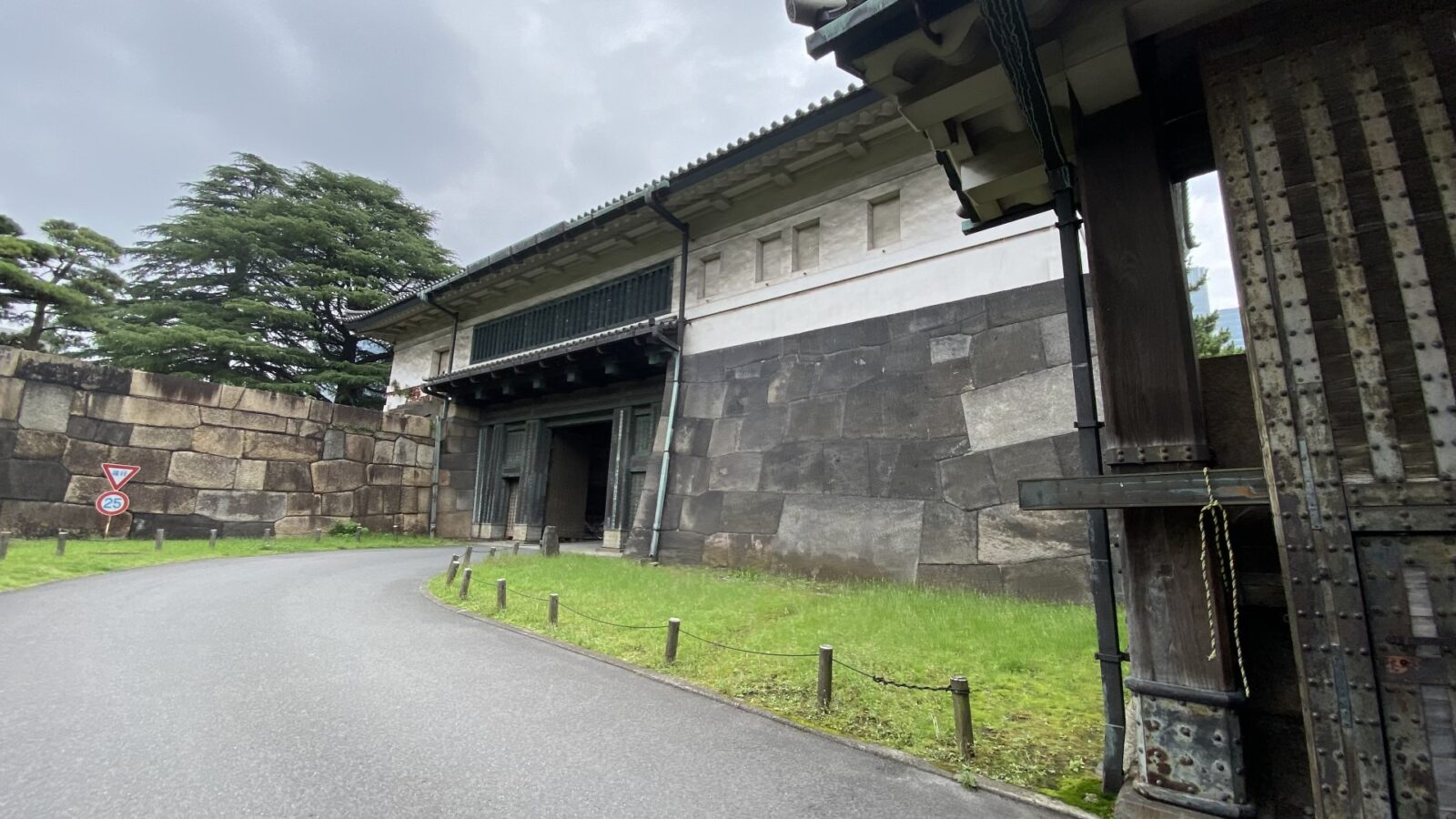 皇居一般参観で通った桔梗門の内側と門の建物