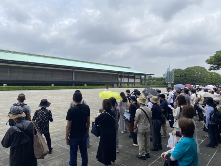 皇居一般参観で宮殿東庭から長和殿方面を見学する参加者たち