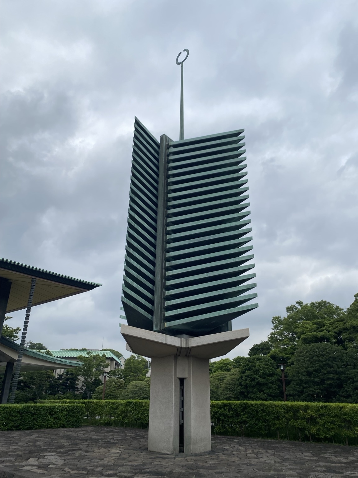 皇居宮殿東庭に立つ緑色の松の塔